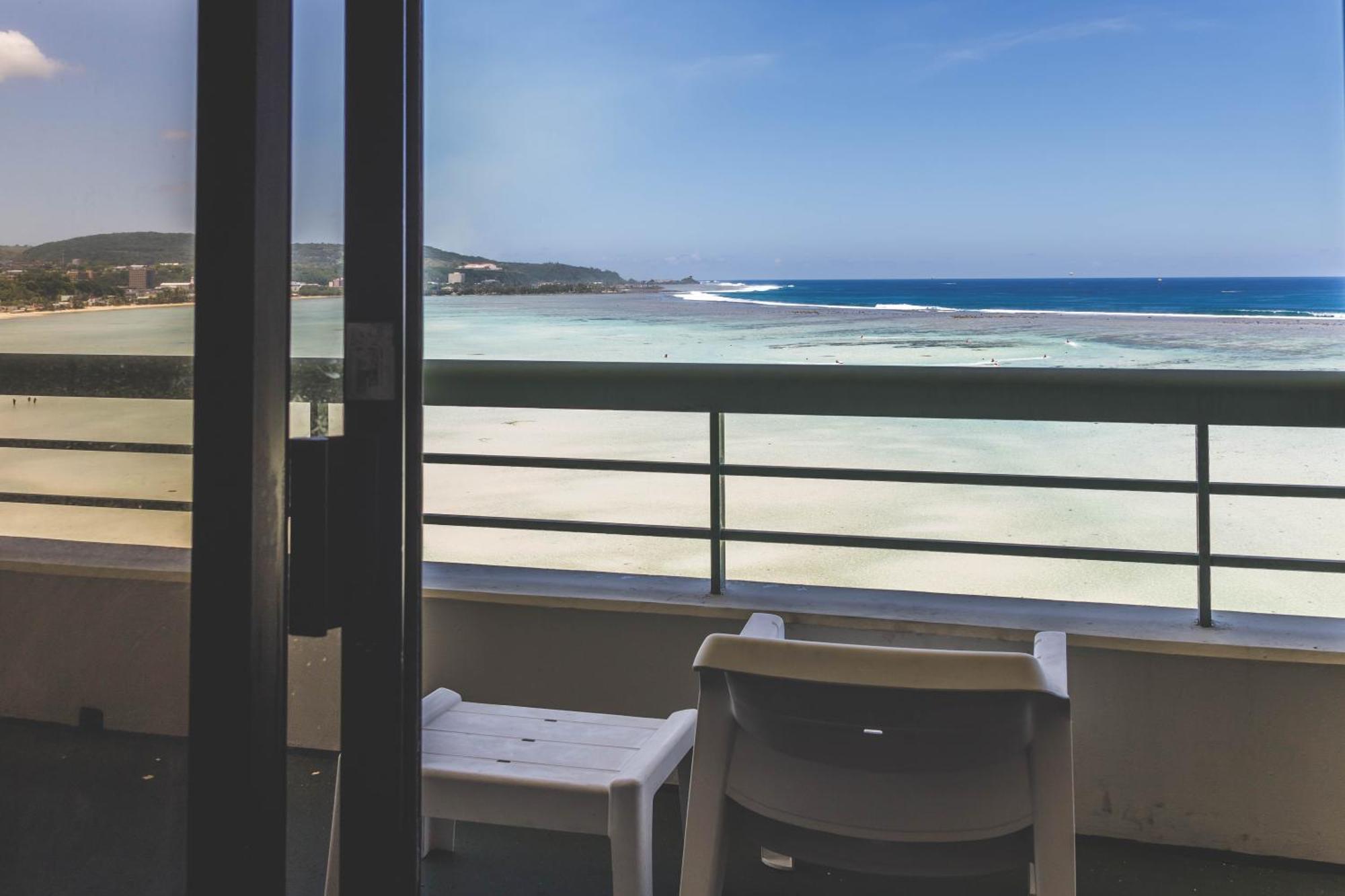 Alupang Beach Tower Тамунинг Екстериор снимка